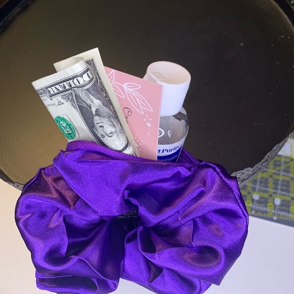 Large satin purple scrunchie with hidden zipper pocket. For runners, game day - Picture 3 of 4